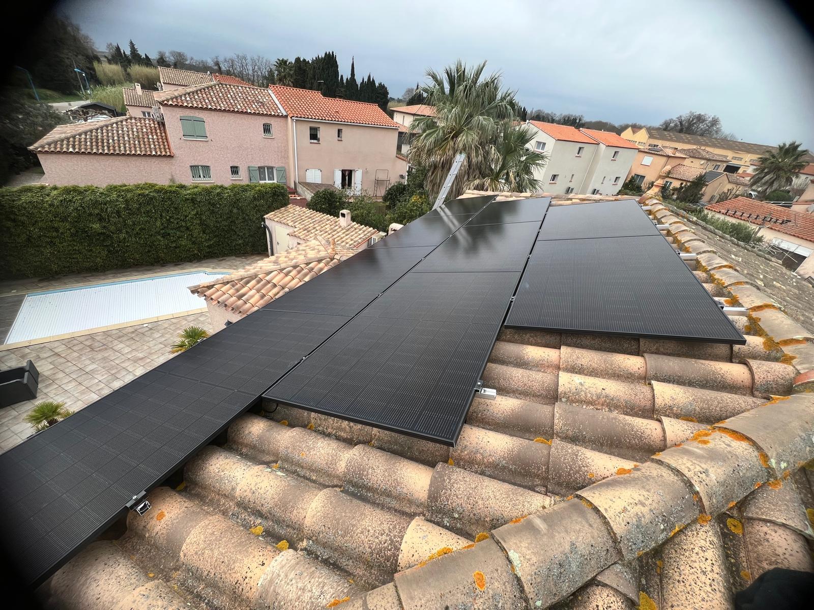 Panneaux photovoltaïques installés sur une toiture en tuiles.