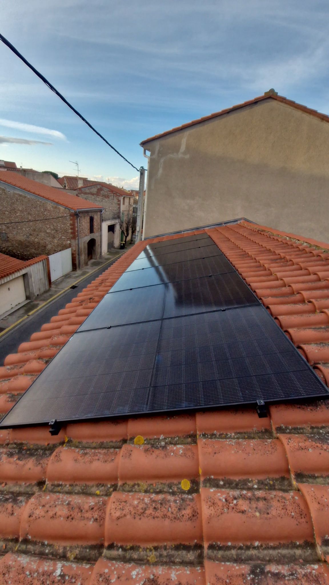 Rangée de panneaux photovoltaïques sur la toiture d’une maison.