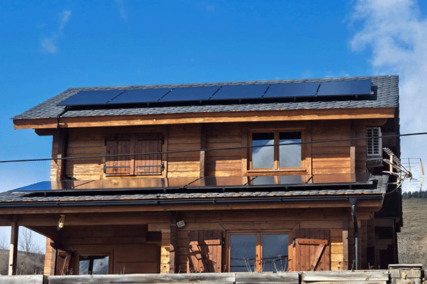 Panneaux photovoltaïques sur la toiture d’un chalet.