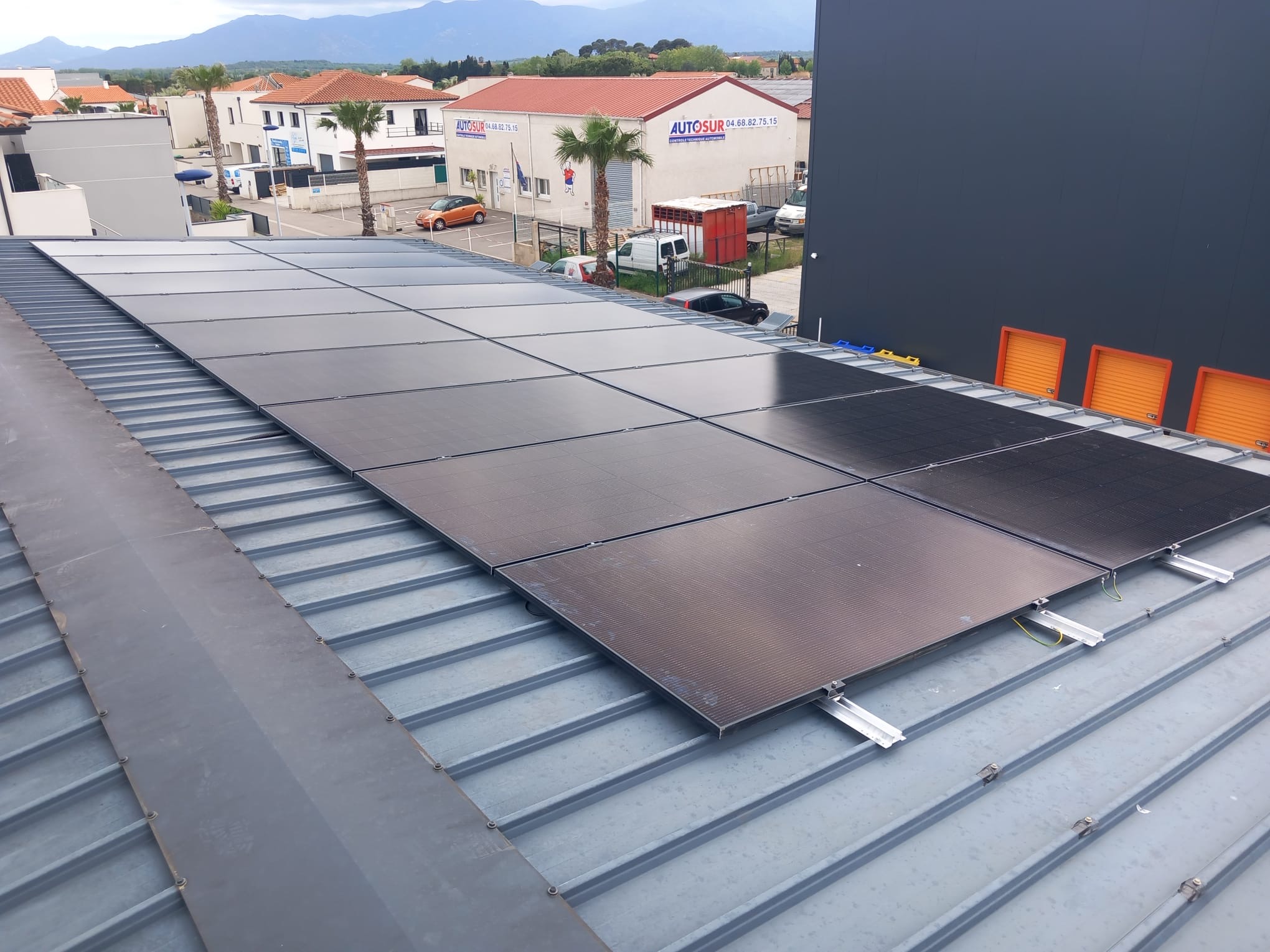 Installation photovoltaïque sur la toiture métallique d’un bâtiment professionnel