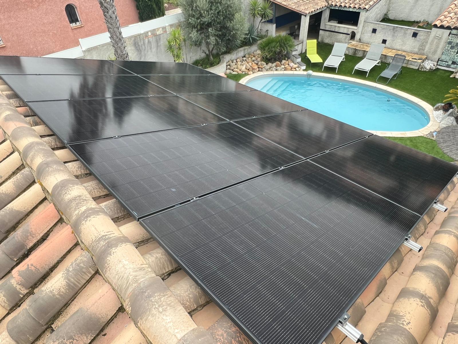Installation photovoltaïque avec stockage sur une toiture près d’une piscine